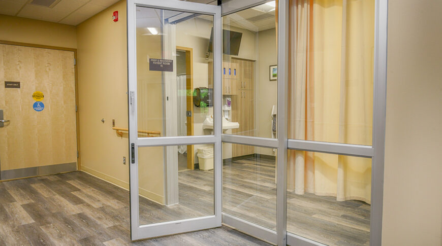 Hallway outside Prep and Recovery Patient Room showing off the three paned glass retractable doors.